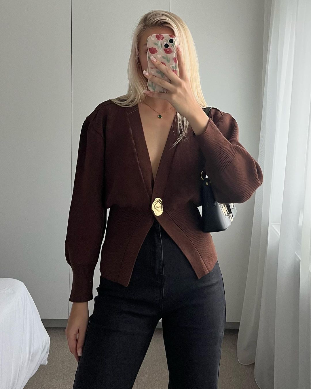 Damer modig stickad cardigan med djup V-ringning och dekorativ knappl Mirla-Eva Jonsson