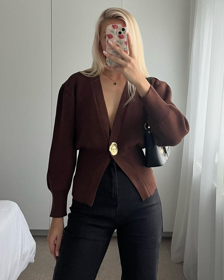 Damer modig stickad cardigan med djup V-ringning och dekorativ knappl Mirla-Eva Jonsson