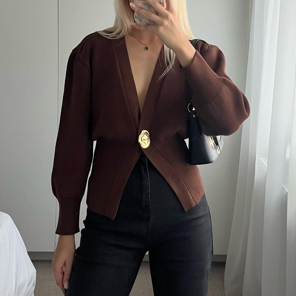 Damer modig stickad cardigan med djup V-ringning och dekorativ knappl Mirla-Eva Jonsson