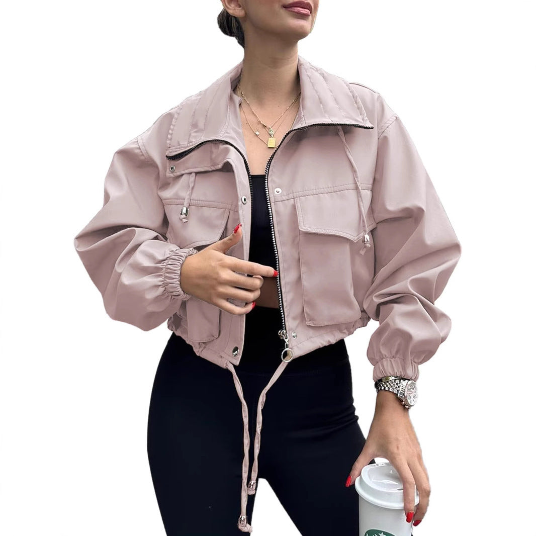 Damer modiga cropped fritidsjacka med praktiska dragsko detaljer Mirla-Eva Jonsson