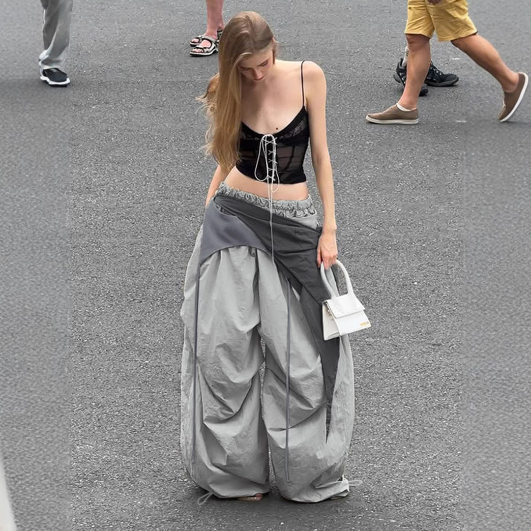 Damer modiga högmidjade byxor med asymmetrisk design och sidobindningsrem Mirla-Eva Jonsson