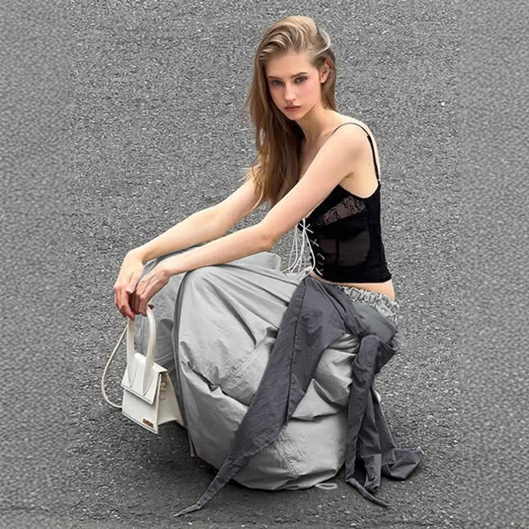 Damer modiga högmidjade byxor med asymmetrisk design och sidobindningsrem Mirla-Eva Jonsson