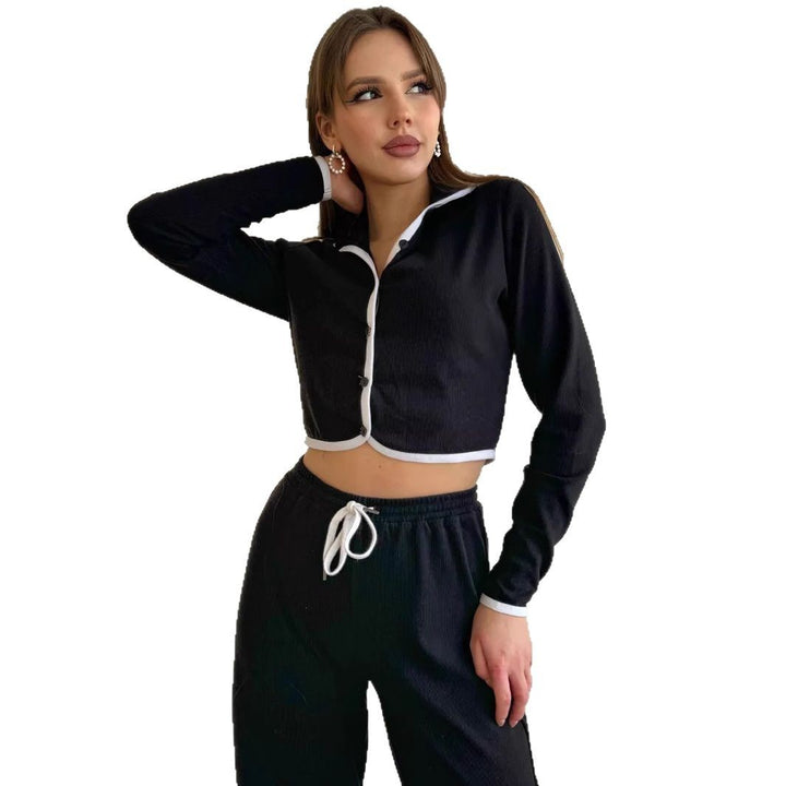 Damer modigt, cropped loungewear-set med knapplist och kontrasterande detaljer Mirla-Eva Jonsson