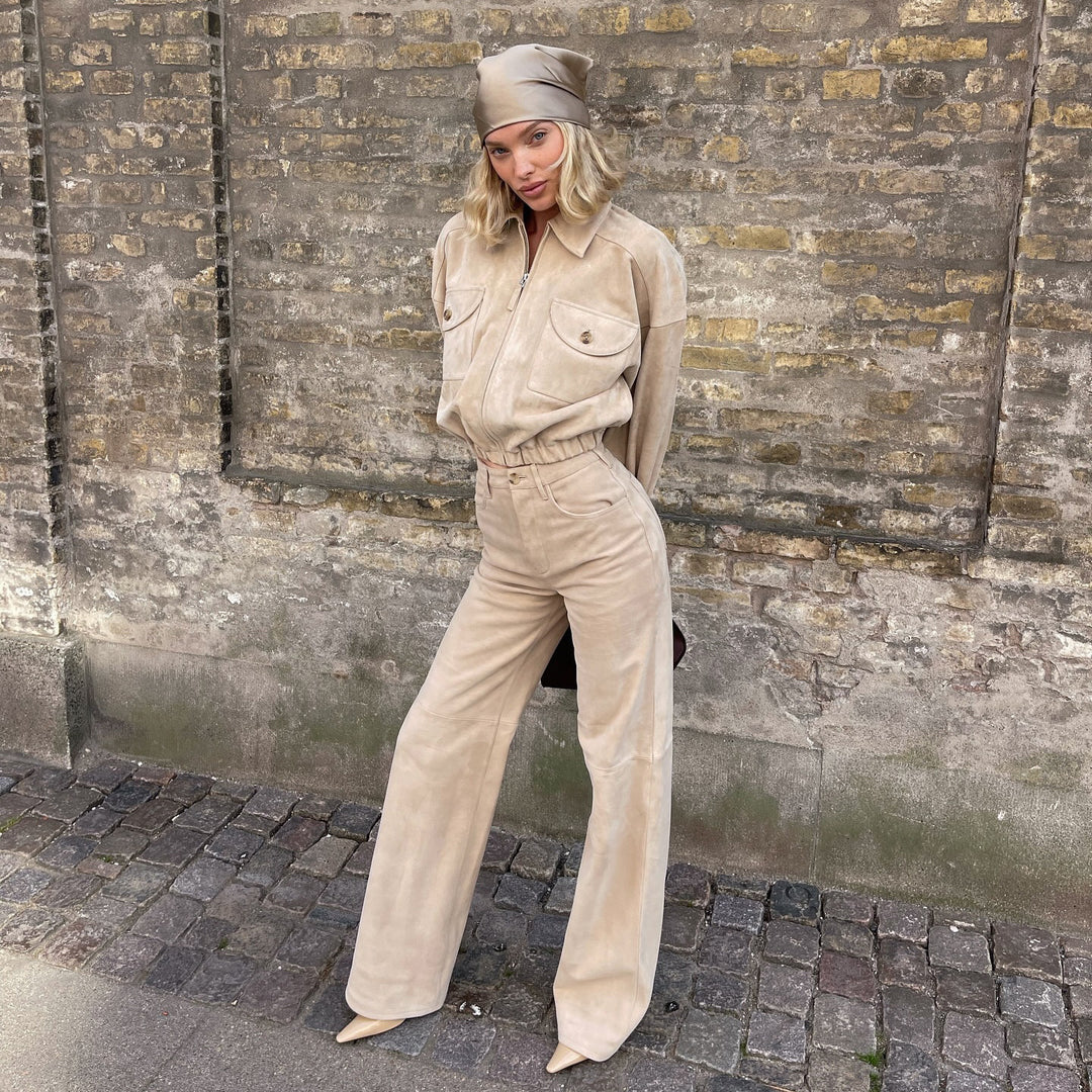 Damer modigt tvådelat set med oversized skjortblus och vida byxor Mirla-Eva Jonsson