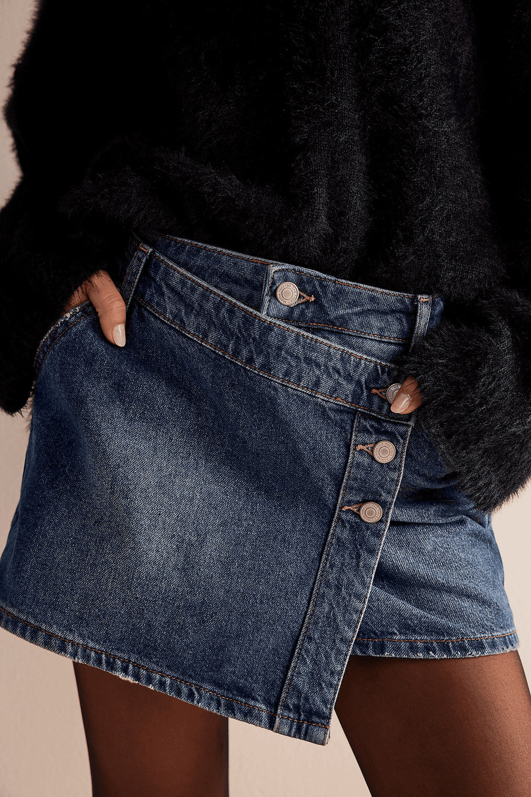 Damer modisch A-linjig denimkjol med asymmetrisk knapdesign och praktiska fickor Mirla-Eva Jonsson