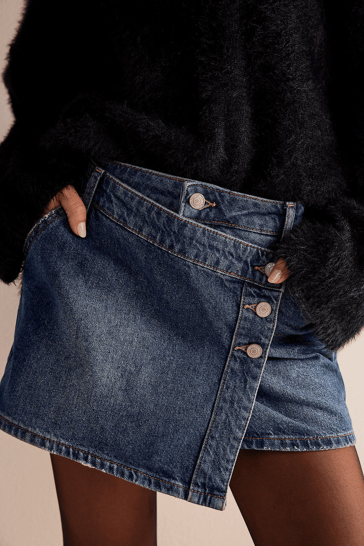 Damer modisch A-linjig denimkjol med asymmetrisk knapdesign och praktiska fickor Mirla-Eva Jonsson