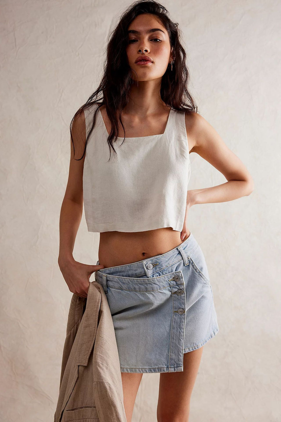 Damer modisch A-linjig denimkjol med asymmetrisk knapdesign och praktiska fickor Mirla-Eva Jonsson
