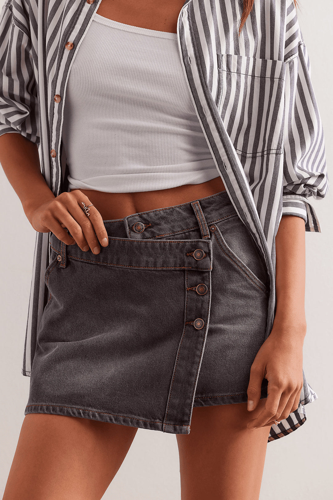 Damer modisch A-linjig denimkjol med asymmetrisk knapdesign och praktiska fickor Mirla-Eva Jonsson
