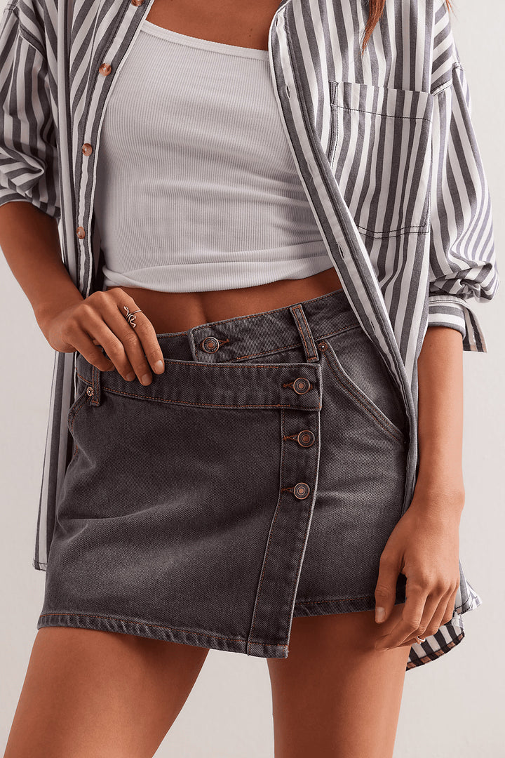 Damer modisch A-linjig denimkjol med asymmetrisk knapdesign och praktiska fickor Mirla-Eva Jonsson