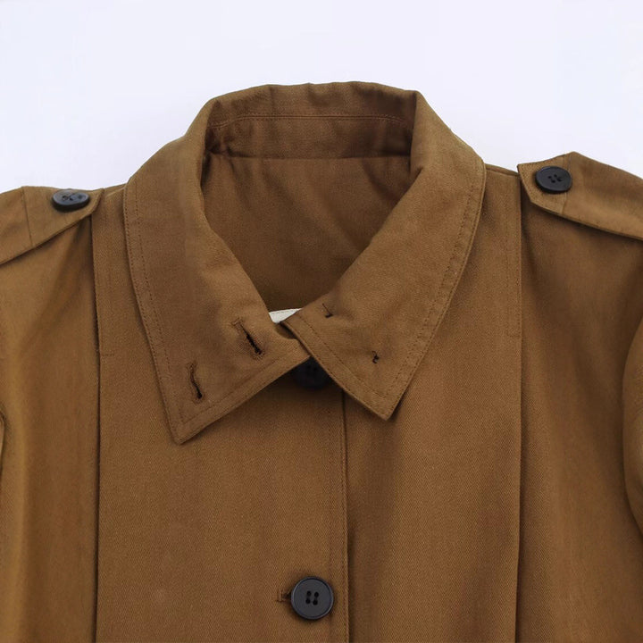Damer modisch Blousonjacka med eleganta veck och praktiska knapppdetaljer Mirla-Eva Jonsson