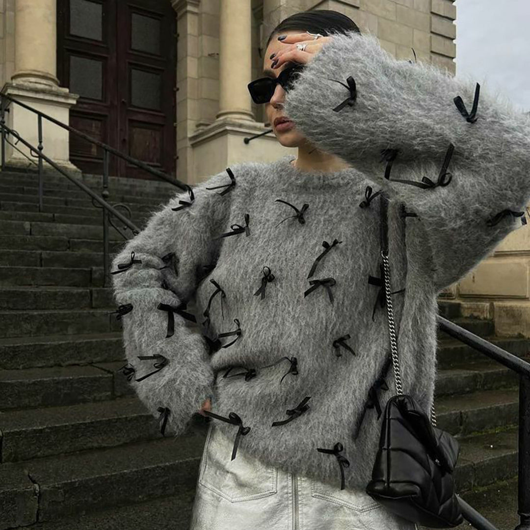 Damer modisch stickad tröja med unika material och detaljer Mirla-Eva Jonsson