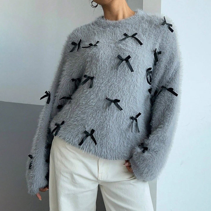 Damer modisch stickad tröja med unika material och detaljer Mirla-Eva Jonsson