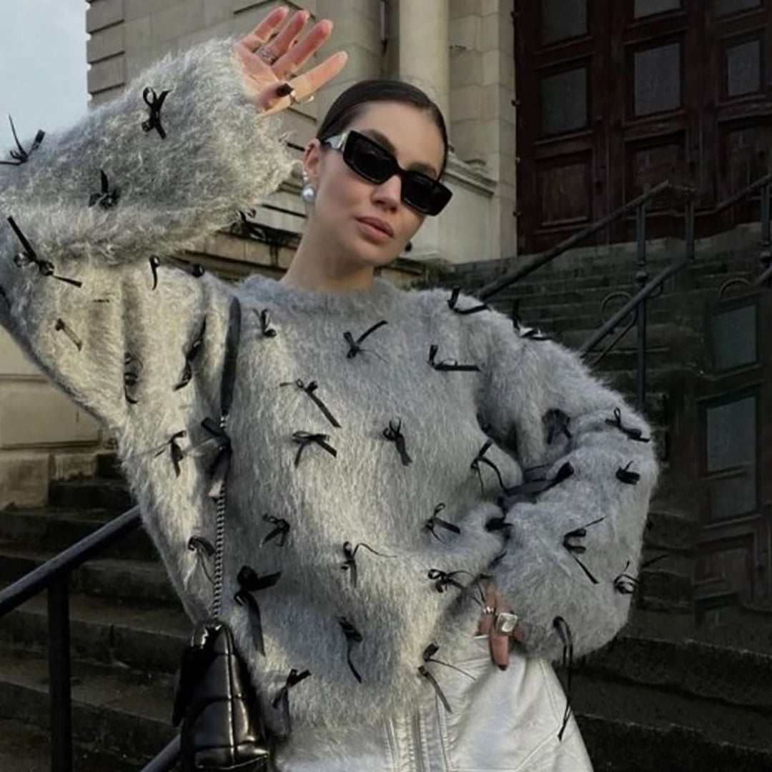 Damer modisch stickad tröja med unika material och detaljer Mirla-Eva Jonsson