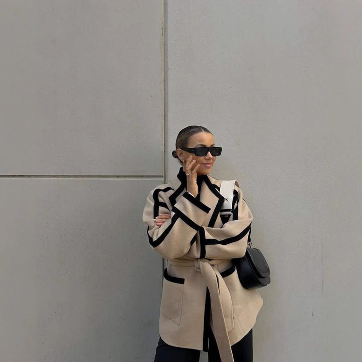Damer modische Oversized-kappa med bälte och grafiska kontraster Mirla-Eva Jonsson