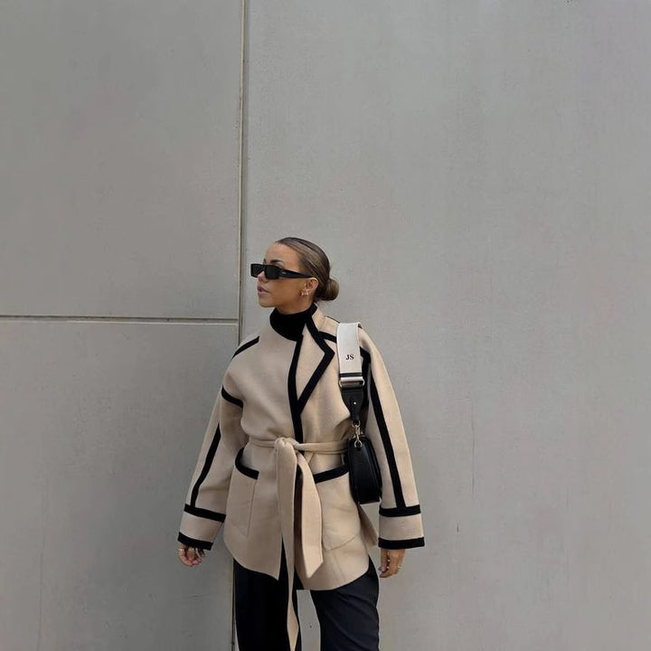 Damer modische Oversized-kappa med bälte och grafiska kontraster Mirla-Eva Jonsson