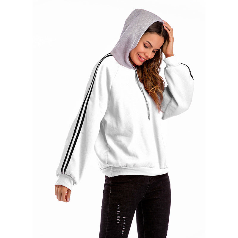 Damer modisk hoodie med kontrasterande ärmar och avslappnad passform Mirla-Eva Jonsson