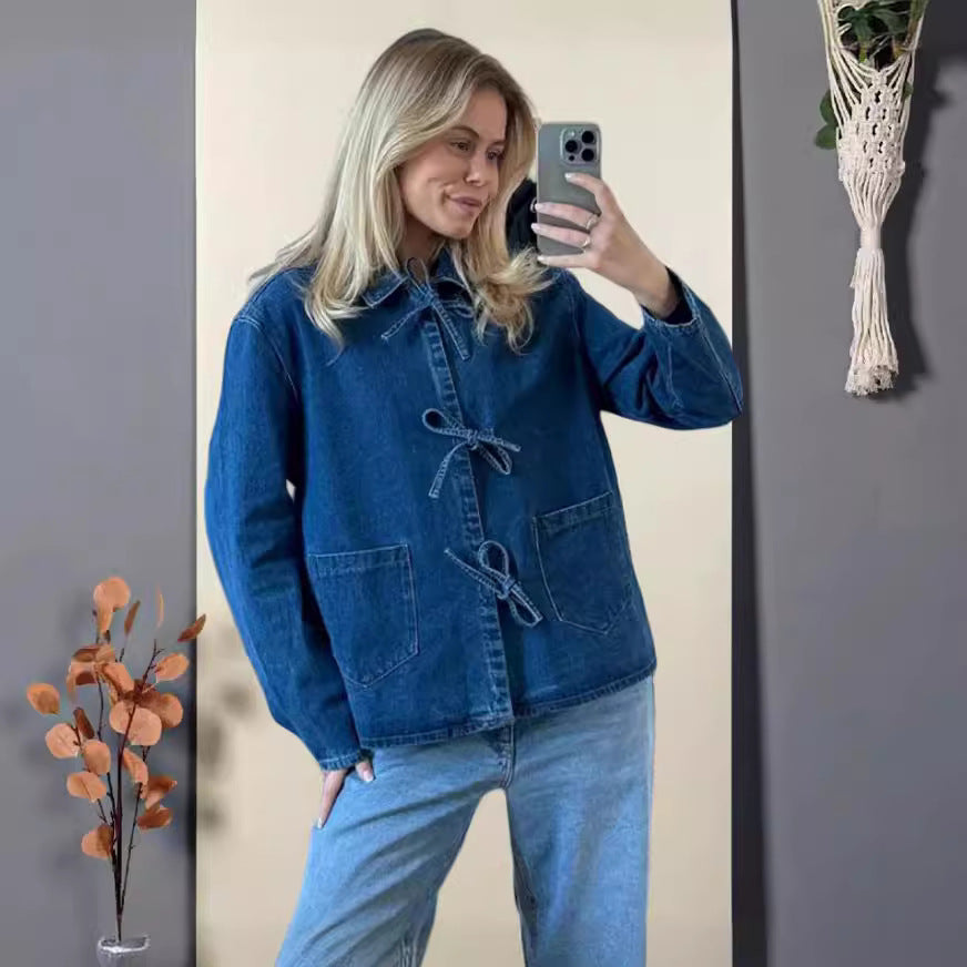 Damer modisk jeansjacka med dekorativa knappdetaljer och två påsydda fickor Mirla-Eva Jonsson
