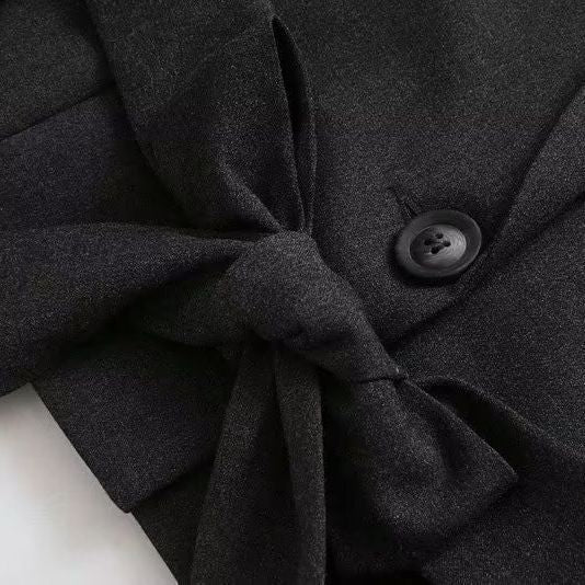 Damer modisk kort jacka med elegant skärning och praktiska detaljer Mirla-Eva Jonsson
