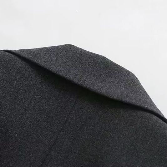 Damer modisk kort jacka med elegant skärning och praktiska detaljer Mirla-Eva Jonsson