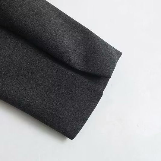 Damer modisk kort jacka med elegant skärning och praktiska detaljer Mirla-Eva Jonsson