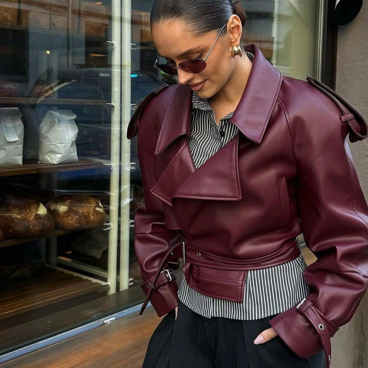 Damer modiska korta läderjacka i urban stil med axeldetaljer Mirla-Eva Jonsson