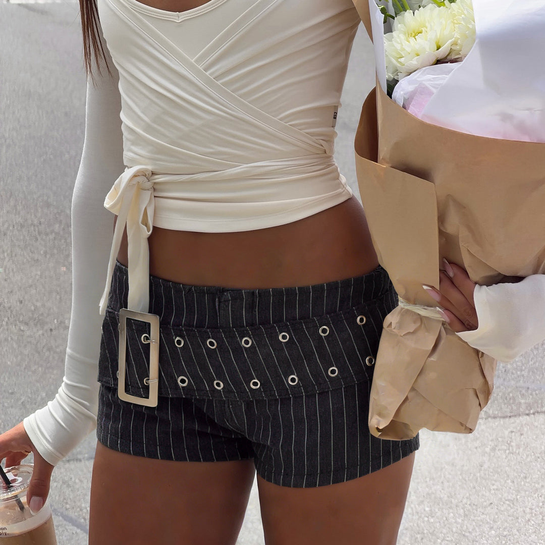 Damer modiska shorts med högkvalitativt bälte och nitar-detaljer Mirla-Eva Jonsson