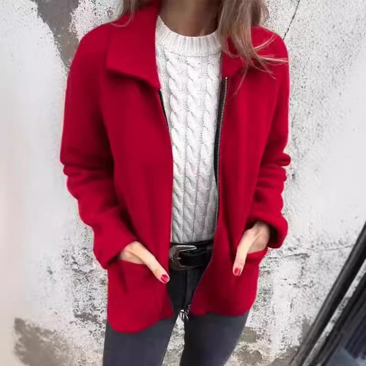Damer modiskt fleecejacka med praktiska fickor och elegant krage Mirla-Eva Jonsson