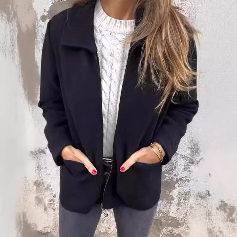 Damer modiskt fleecejacka med praktiska fickor och elegant krage Mirla-Eva Jonsson