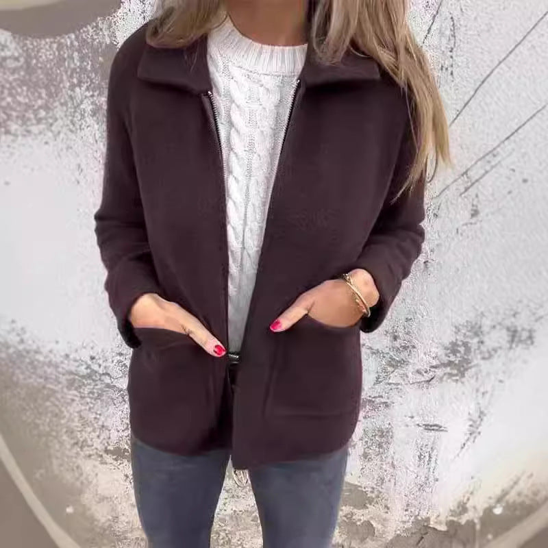 Damer modiskt fleecejacka med praktiska fickor och elegant krage Mirla-Eva Jonsson