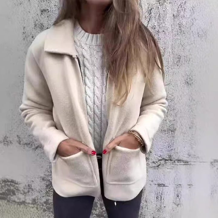 Damer modiskt fleecejacka med praktiska fickor och elegant krage Mirla-Eva Jonsson
