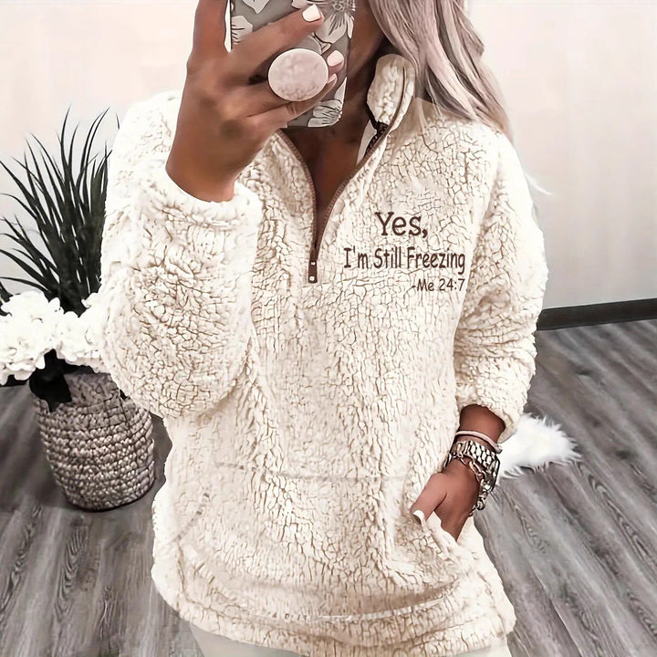 Damer mysig fleece-pullover med kort dragkedja och originell text Mirla-Eva Jonsson
