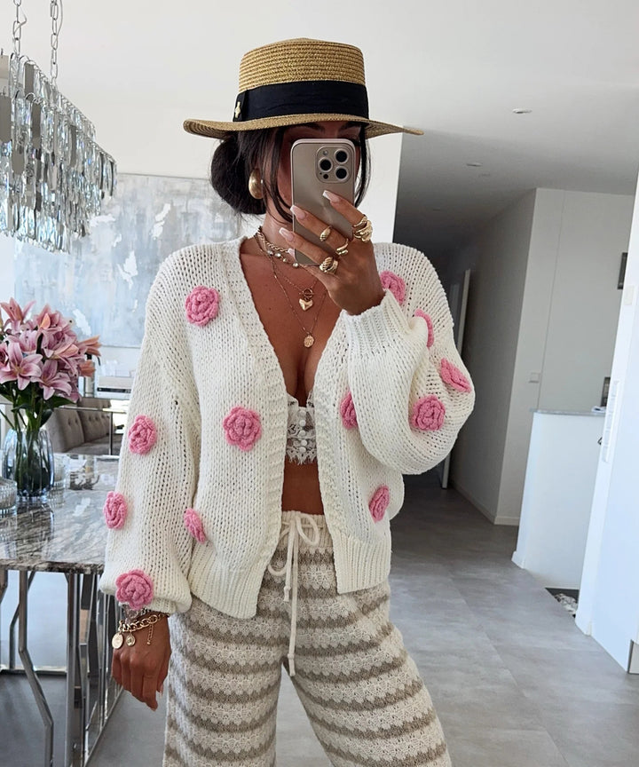 Damer mysig stickad cardigan med lekfulla blomapplikationer Mirla-Eva Jonsson