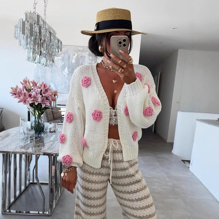 Damer mysig stickad cardigan med lekfulla blomapplikationer Mirla-Eva Jonsson
