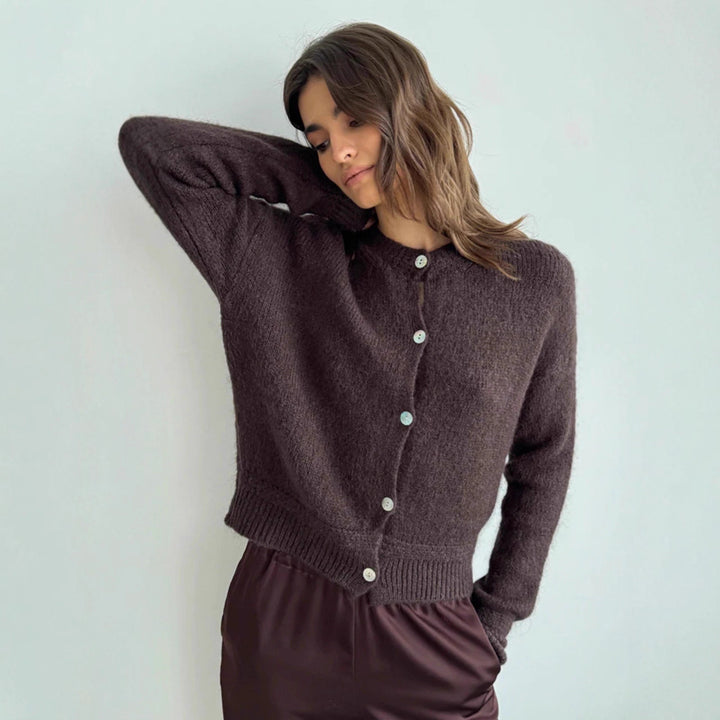 Damer mysig stickad jacka med knappbar design och voluminösa ärmar Mirla-Eva Jonsson