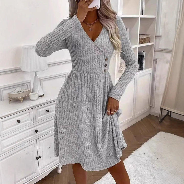Damer omlottklänning med elegant ribbstruktur och knappdetaljer Mirla-Eva Jonsson