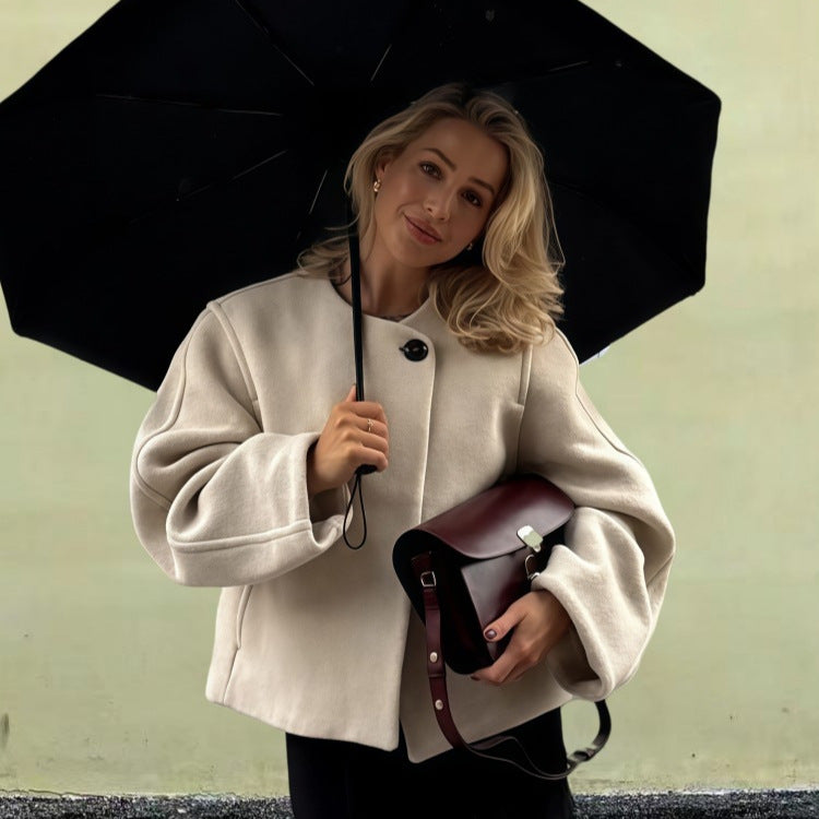 Damer omslagsjacka med vida ärmar och dekorativ knapp Mirla-Eva Jonsson