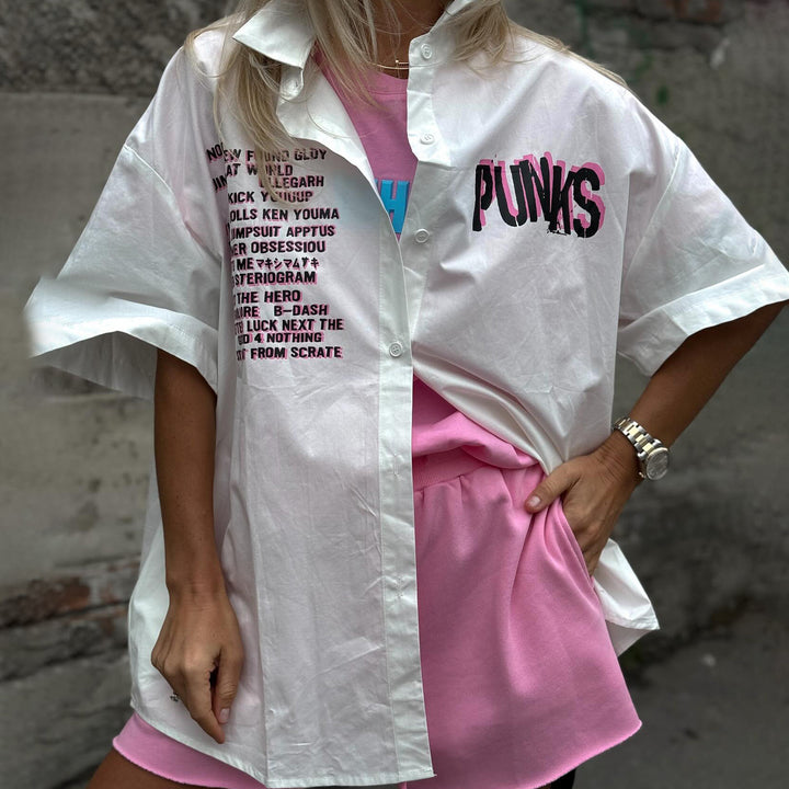 Damer oversize skjortblus med kreativ text Mirla-Eva Jonsson