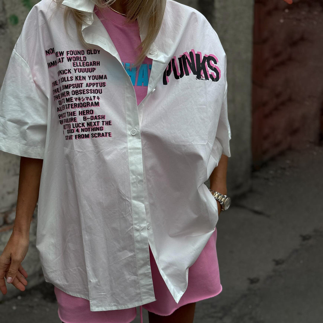 Damer oversize skjortblus med kreativ text Mirla-Eva Jonsson