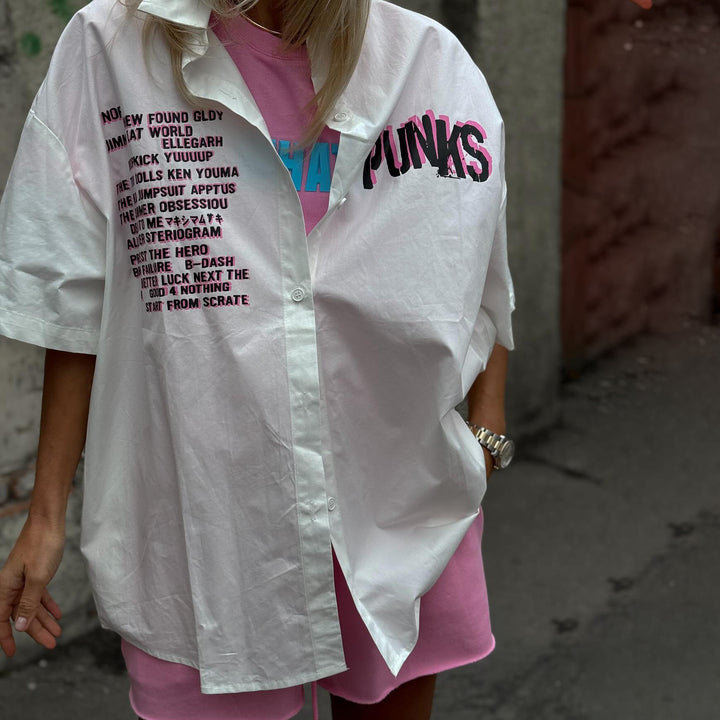 Damer oversize skjortblus med kreativ text Mirla-Eva Jonsson