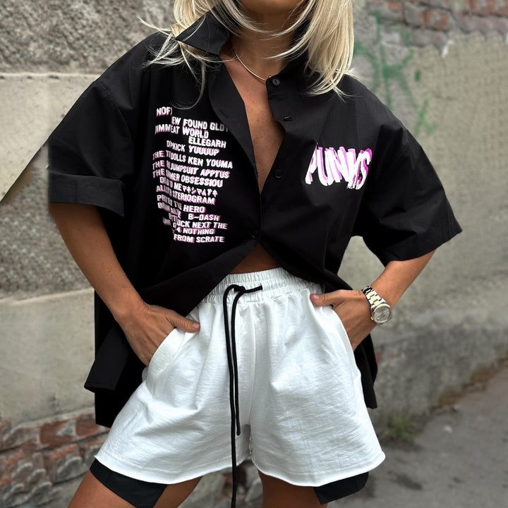 Damer oversize skjortblus med kreativ text Mirla-Eva Jonsson