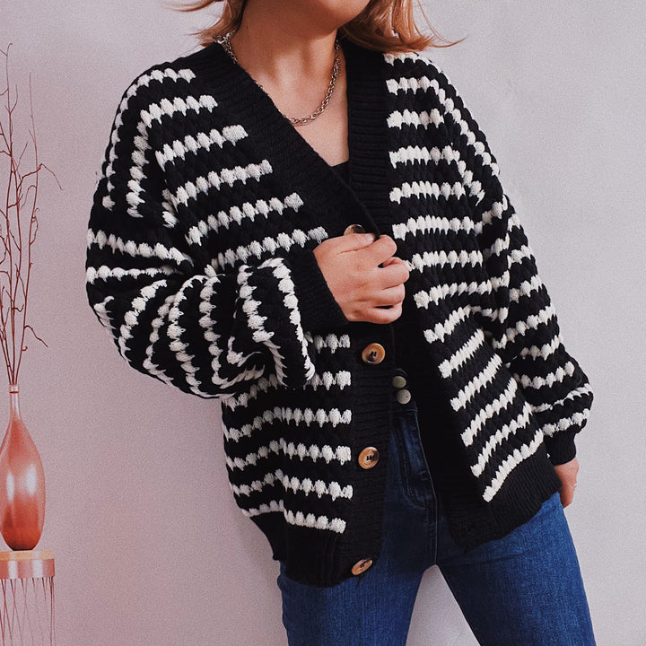 Damer oversize stickad jacka i modetrend med träknappdetaljer Eva Jonsson-Eva Jonsson