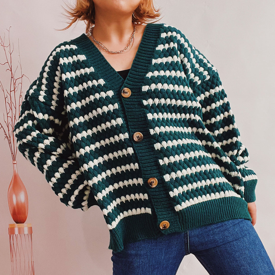 Damer oversize stickad jacka i modetrend med träknappdetaljer Eva Jonsson-Eva Jonsson