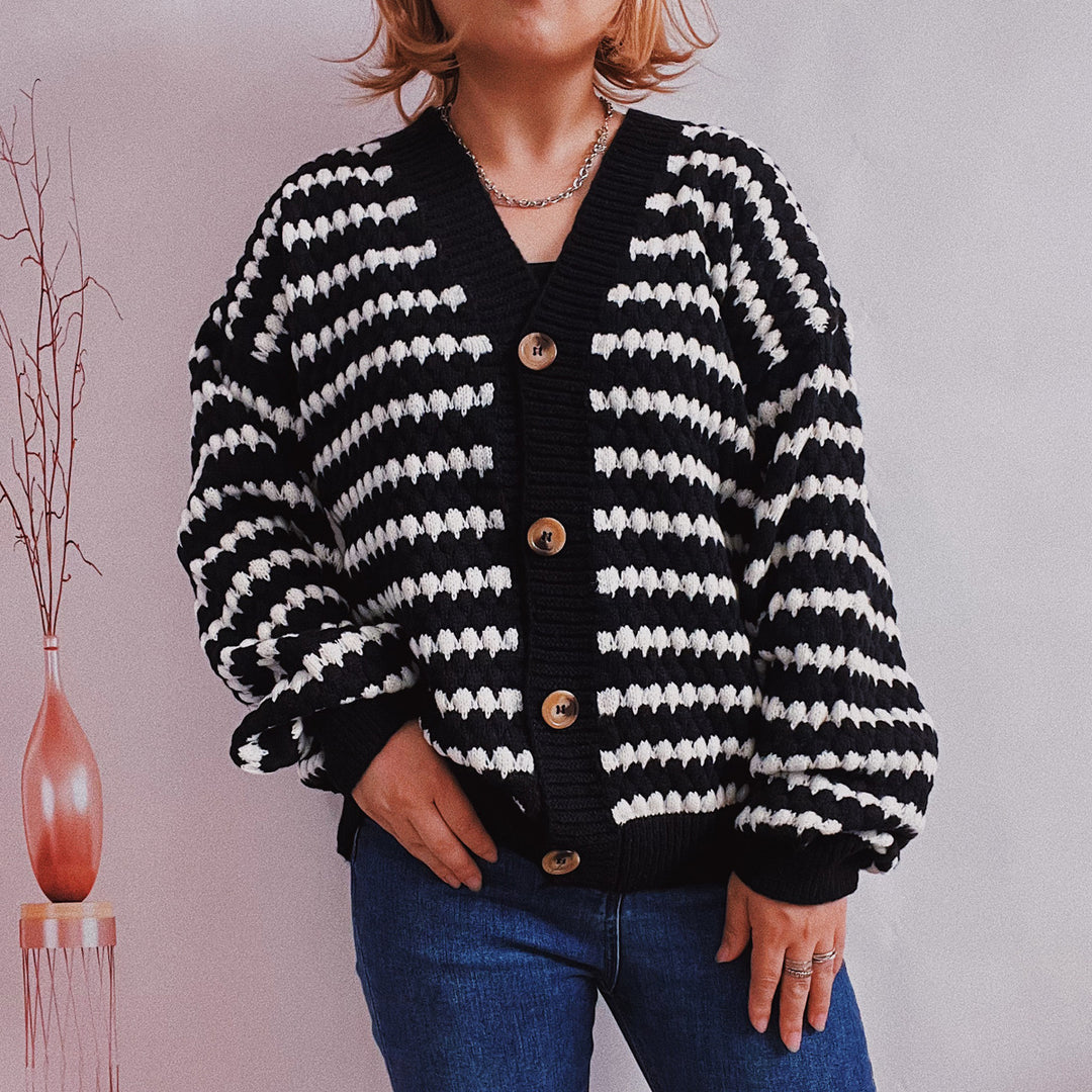Damer oversize stickad jacka i modetrend med träknappdetaljer Eva Jonsson-Eva Jonsson