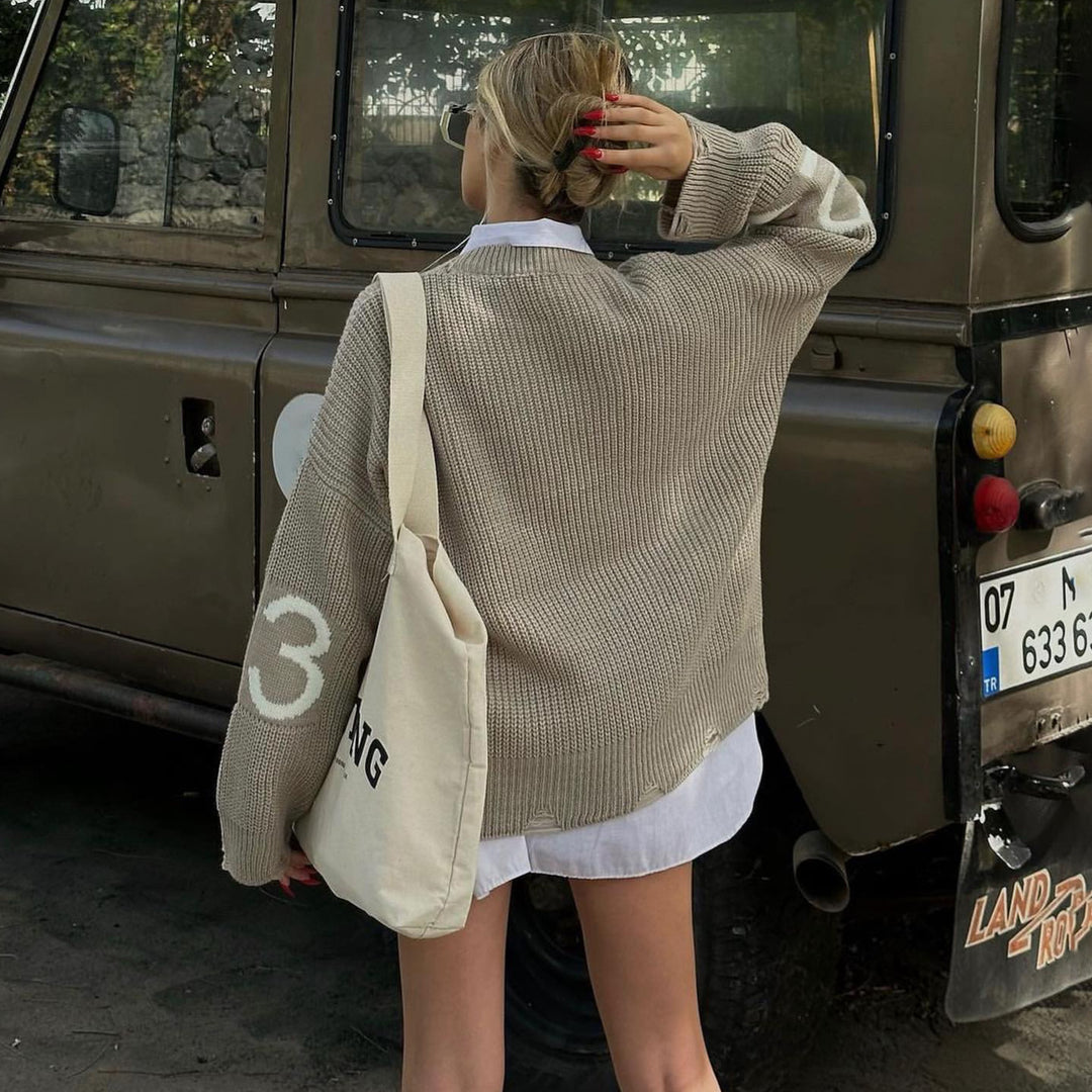 Damer oversize stickad tröja med avslappnad text Mirla-Eva Jonsson