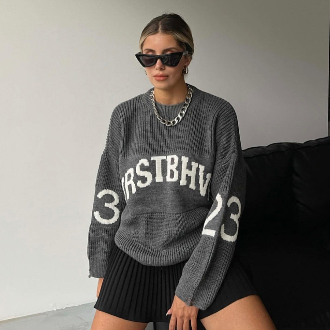Damer oversize stickad tröja med avslappnad text Mirla-Eva Jonsson
