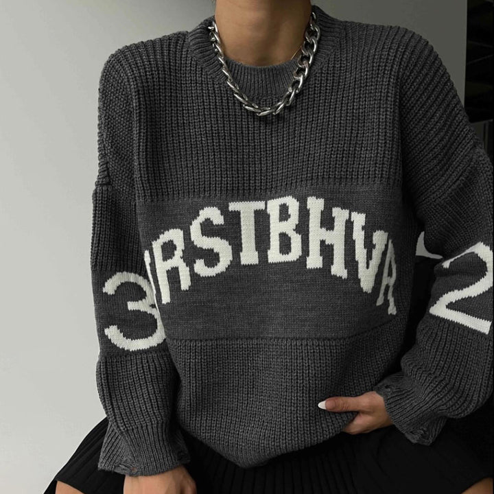 Damer oversize stickad tröja med avslappnad text Mirla-Eva Jonsson
