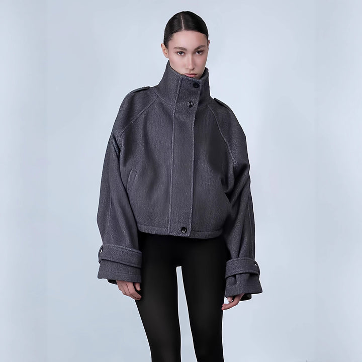Damer oversized Cropped-jacka med hög krage och originell ärm Mirla-Eva Jonsson