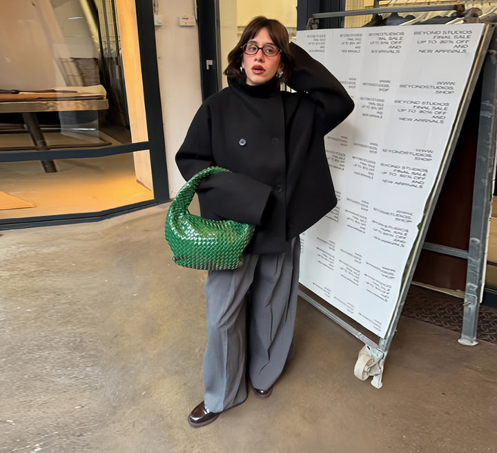 Damer oversized Cropped-jacka med hög krage och originell ärm Mirla-Eva Jonsson