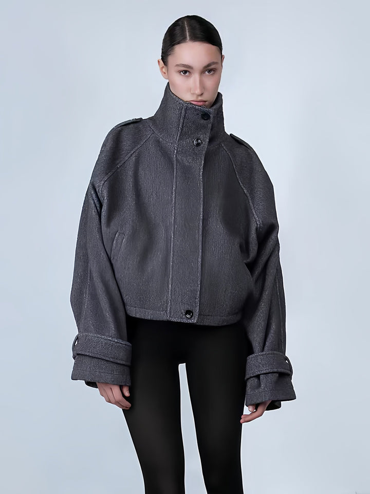 Damer oversized Cropped-jacka med hög krage och originell ärm Mirla-Eva Jonsson
