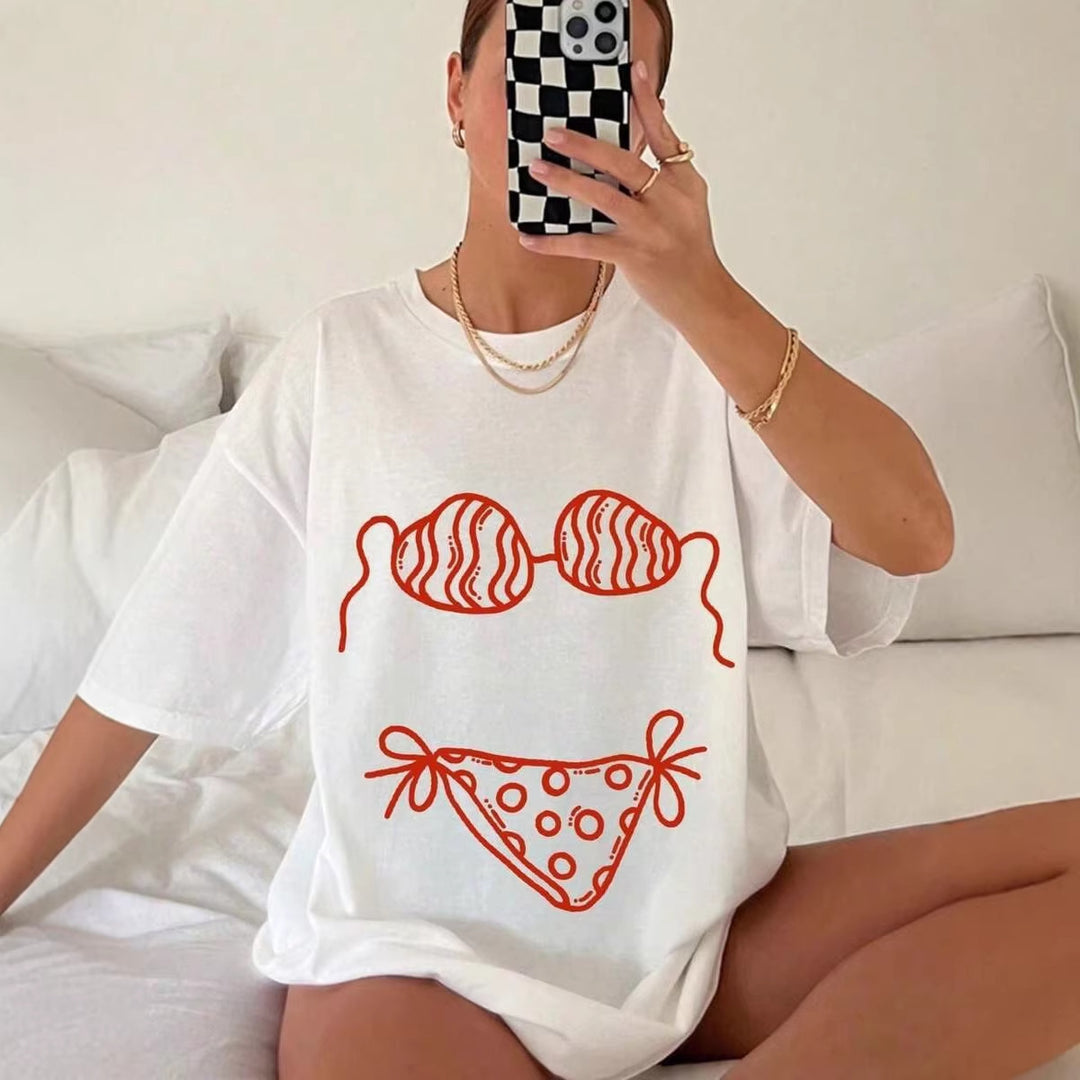 Damer oversized T-shirt med kreativt bikini-motiv och avslappnad passform Mirla-Eva Jonsson